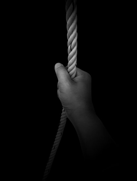 一个人的手抓着绳子。在白色背景下图片下载