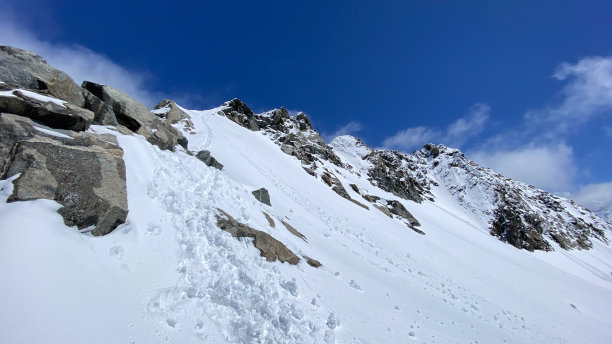 阿尔泰山上一条白雪覆盖的小路。美丽的雪山冬季景观。攀登白鹿哈山。图片下载