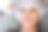 美容。美容师用刷子在黑人女性脸上涂抹清洁面膜。图片下载
