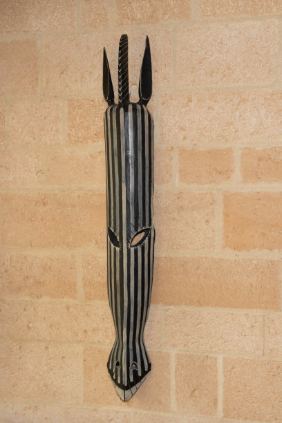 非洲斑马木面具在家庭内墙雕刻图片下载