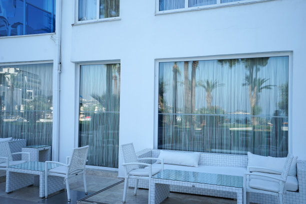 外部建筑和现代设计的户外用餐区与白色建筑图片下载