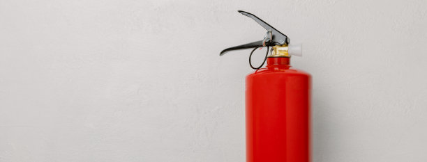 彩色墙壁背景上的灭火器。消防、家用灭火器。家庭安全概念。放文字的地方。副本的空间。图片下载