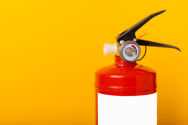 彩色墙壁背景上的灭火器。消防、家用灭火器。家庭安全概念。放文字的地方。副本的空间。图片下载