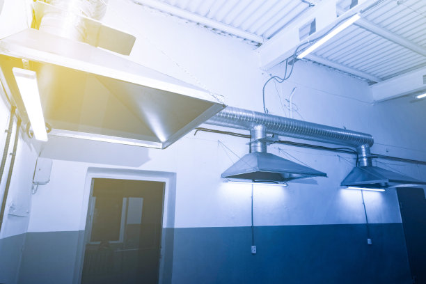 危险生产中的排气罩特写，与排气系统一起，在安装工作后立即拍摄图片下载