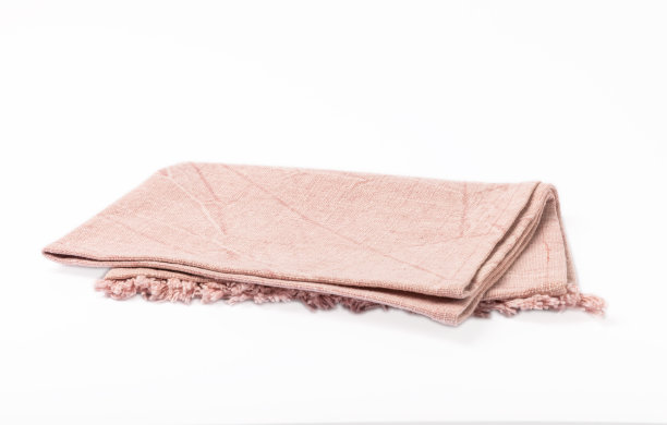 厨房毛巾。白色背景上的格子餐巾。野餐毛巾。家用纺织品。折叠布。食物服务设计元素。广场餐巾。图片下载