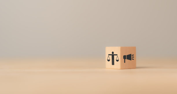 道德营销和传播理念。使用负责任的沟通和实践，尊重利益相关者的利益。带有道德和营销传播图标的木制立方体块。图片下载