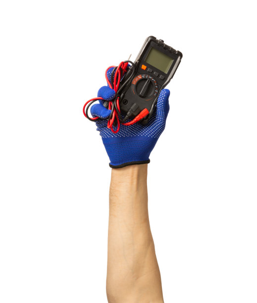 电工。电工的手拿着被隔离在白色背景上的工具。电工工具。劳动力。手头有万用表。图片下载
