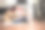 十几岁的女孩在家里的青少年房间里弹吉他，音乐天才，吉他课，一只小狗躺在旁边图片下载