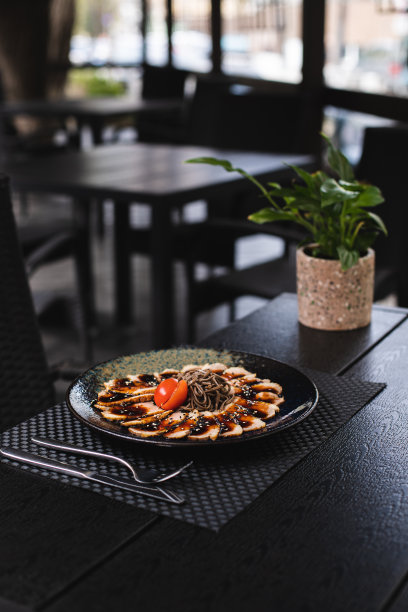 荞麦肉片配照烧酱面。供应食物的餐馆。服务员,宴会。图片下载