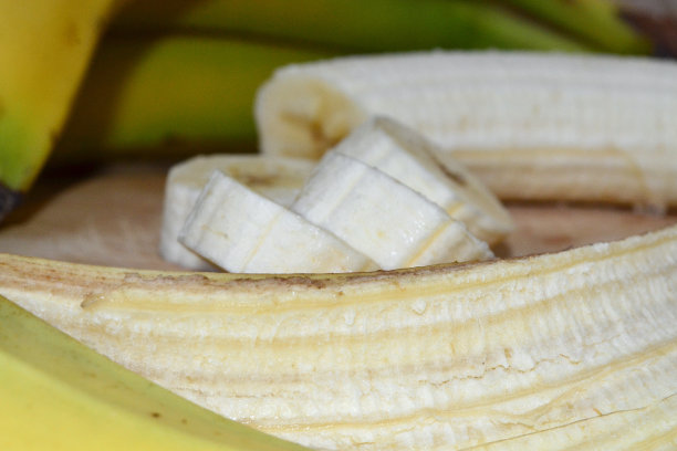 黄香蕉在桌子上图片下载