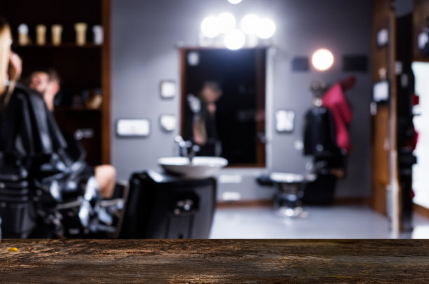 木制桌面模型的草药产品介绍。模糊的草药店内部。图片下载