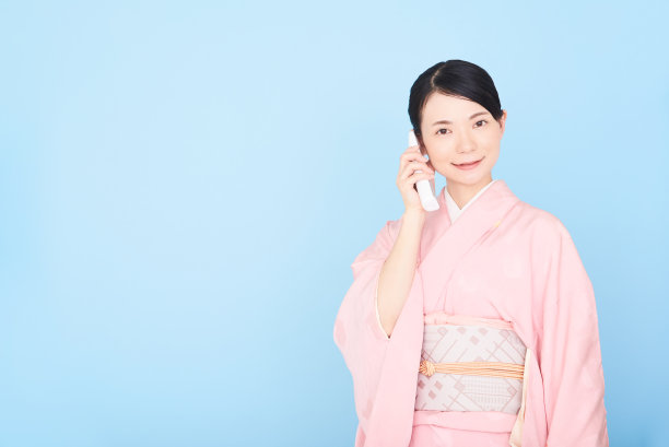 穿着日本传统服装和服的妇女图片下载