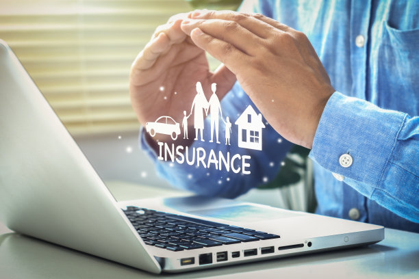 商人双手保护电脑上的家庭汽车房屋模型，医疗图标，家庭健康保险概念，为健康福利获取和复印空间图片下载