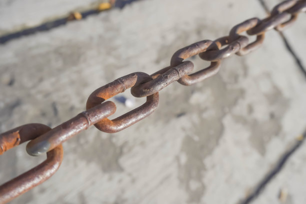 一条生锈的铁链在日光下的特写照片。图片下载