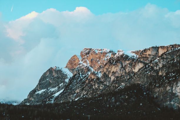 令人惊叹的鸟瞰图，雪山和蓝天。图片下载