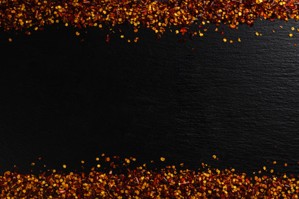 碾碎的干片状红椒，从上到下都是深色背景图片下载