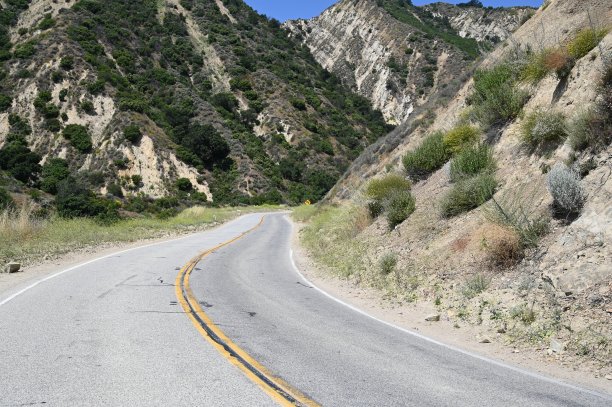 穿过加州文图拉县托帕托帕山脉的山路。图片下载