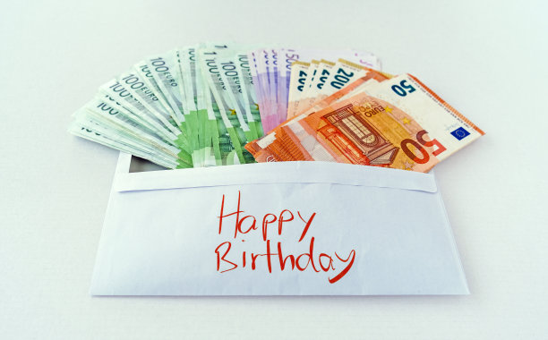 信封里装着现金，作为慷慨的生日礼物图片下载