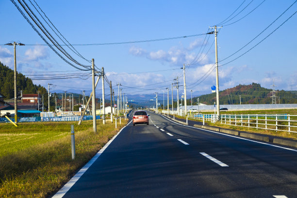 东北自驾游:山形乡村的山道和稻田景观，山形，日本东北。图片下载