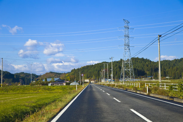 东北自驾游:山形乡村的山道和稻田景观，山形，日本东北。图片下载