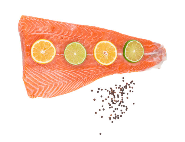 新鲜三文鱼片配柠檬和酸橙。图片下载