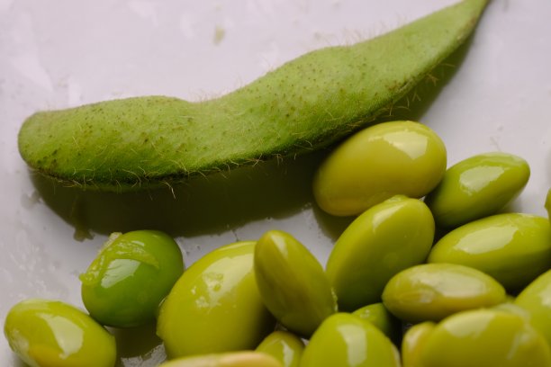 去皮的毛豆特写。毛豆是一种热带植物，属于豆科亚科图片下载