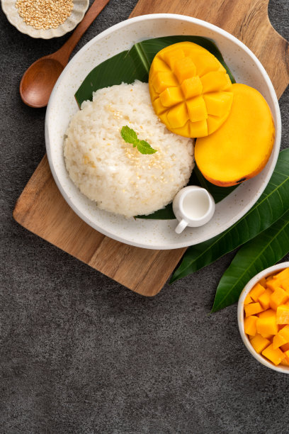 美味的泰式芒果糯米配上新鲜的芒果。图片下载