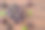 一串串美味的葡萄洒在木桌的背景上。图片下载