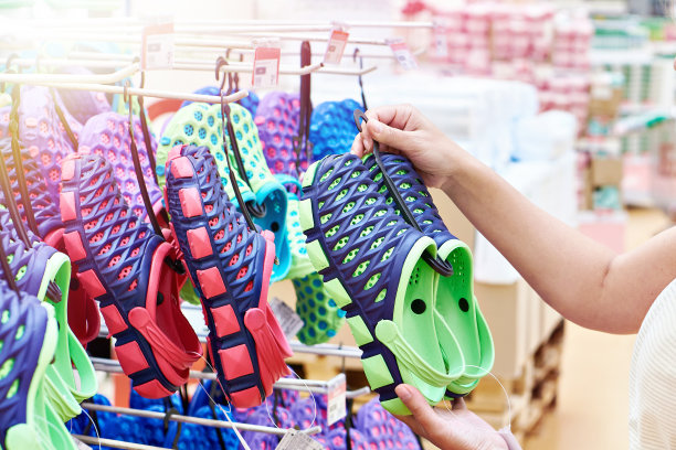 戴着塑料拖鞋的手图片下载