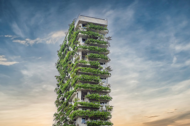 越南，岘港，2020年12月23日:生态建筑。绿色咖啡馆，立面上有水培植物。生态绿色城市生活，城市环境理念。现代建筑覆盖绿色植物图片下载