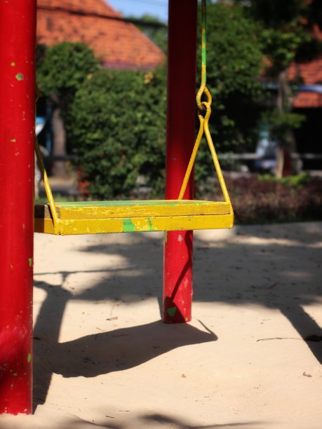 城市公园儿童游乐区的铁制秋千图片下载