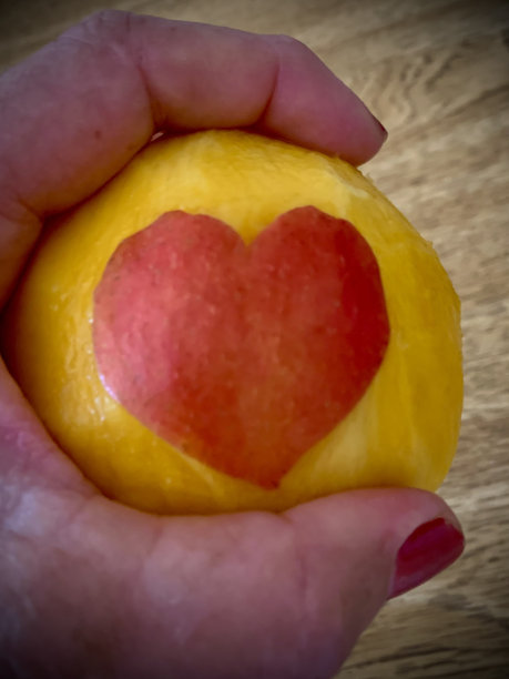 带心的芒果。图片下载