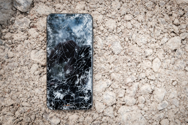 黑色破碎的触摸屏手机，屏幕破裂图片下载