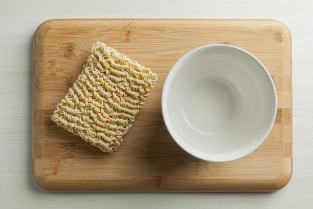 拉面是用碗和筷子放在桌子上的。图片下载