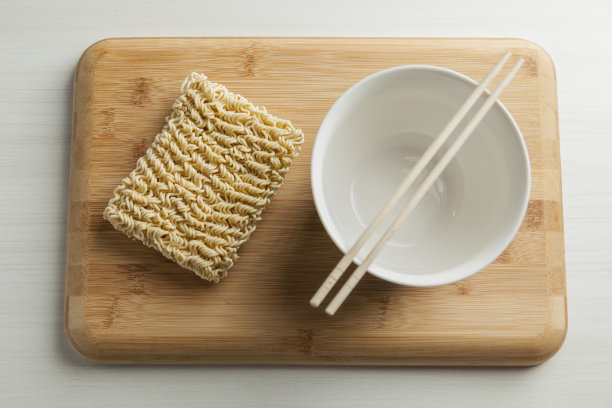 拉面是用碗和筷子放在桌子上的。图片下载