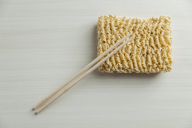 拉面是用碗和筷子放在桌子上的。图片下载