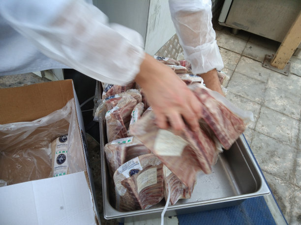 手推车上的羊肉和男人的手图片下载