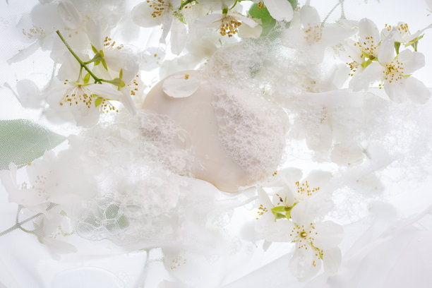 茉莉花精油和新鲜茉莉花。茉莉花肥皂水疗和放松。替代医学和天然身体护理化妆品。白花的嫩芽。副本的空间。浅色，柔焦。图片下载