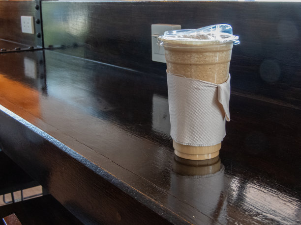 清爽的冰沙咖啡诱人地摆在桌上，浓郁的意式浓缩咖啡和奶油的美妙混合。丝绒般的口感，是牛奶和咖啡豆研磨的完美结晶。图片下载