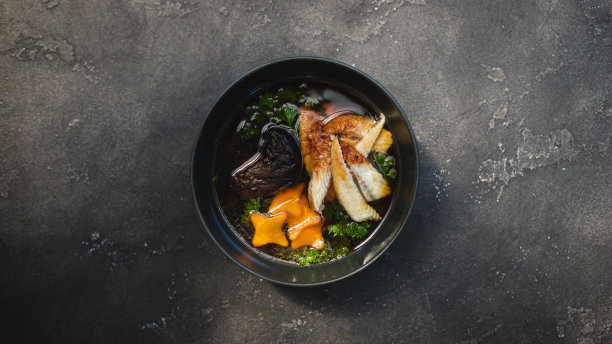 餐厅里时髦的食物供应。服务。服务员图片下载