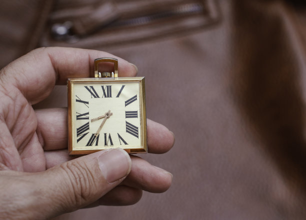 手里拿着一块古董怀表，近距离看图片下载