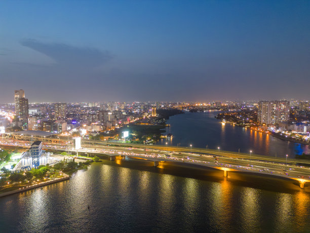 越南胡志明市鸟瞰图，这里有发展中的建筑、交通、能源电力基础设施。金融和商业中心。日落至夜。图片下载