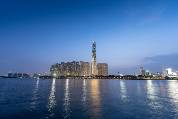 图为越南胡志明市发展的建筑、交通、能源电力基础设施。金融和商业中心。日落至夜。图片下载