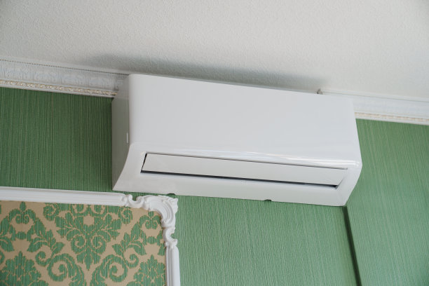 室内空调机组在公寓的墙壁上用绿色壁纸图片下载