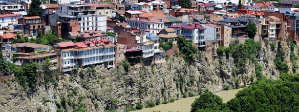 第比利斯库拉河上悬崖上的传统房屋图片下载