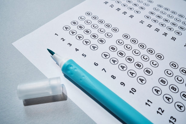 入学考试。考试形式。选择正确的答案。试卷:写有测试任务的一张纸学校考试。大学考试。正确或错误的选择。学生学习。小学问题。得分和结果图片下载