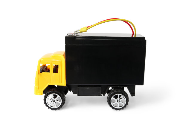 以载运大电池的玩具卡车为例的电动汽车EV反映电池重量问题概念抽象空间文本与对象的剪切路径图片下载