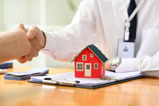 房地产经纪人或业主与客户签订协议或买卖合同后握手。图片下载