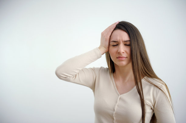 心理健康概念。愁眉苦脸的少女饱受孤独之苦，双手抱着头，在蓝色渐变的背景上，复制空间。心烦的女孩有心理问题图片下载