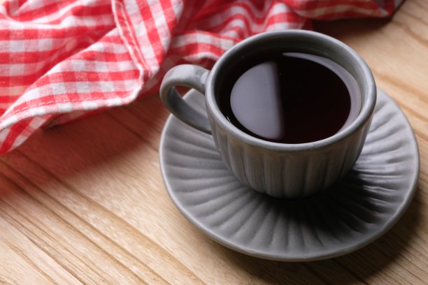 柚木桌子上的一杯咖啡。众所周知的两种咖啡树是罗布斯塔咖啡和阿拉比卡咖啡。图片下载